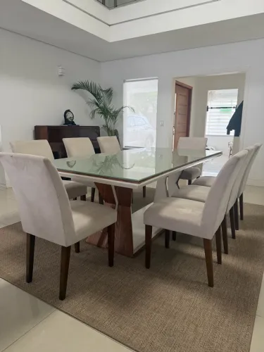 Mesa de jantar 8 lugares em laca branca com madeira e 8 cadeiras 2,20m x 1,10m