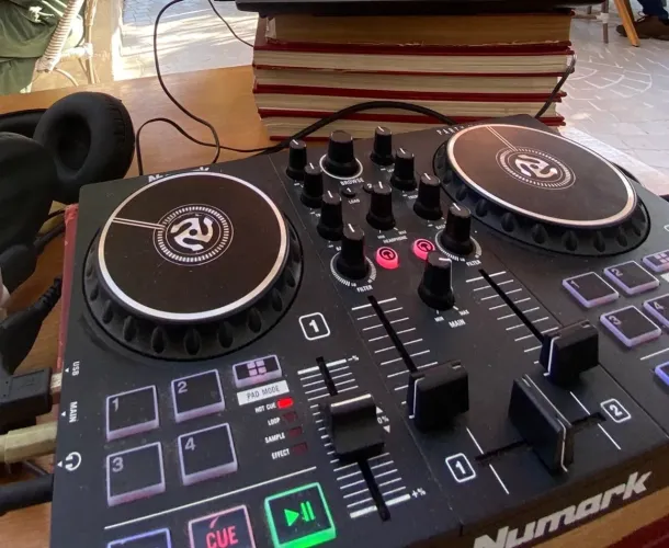Controladora Numark Party Mix 2