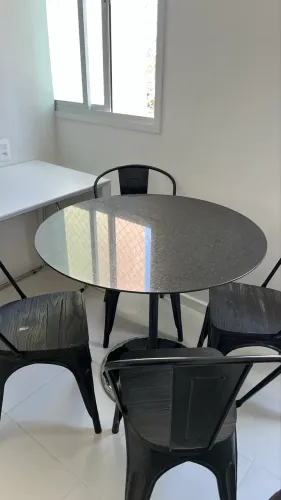 Mesa Saarinen Granito São Gabriel e cadeiras Tolix