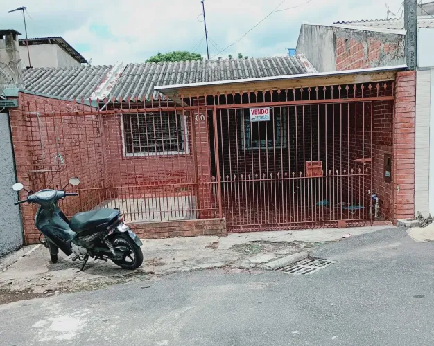 VENSE-SE CASA NO ALTO BOQUEIRÃO, PERTO DE MERCADO, ESCOLA F. ,POSTO DE SAÚDE TUBO DE ONIBU