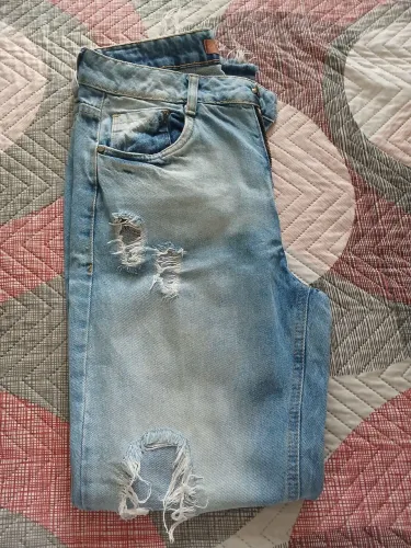 Calça com rasgos estilosa