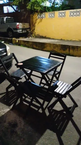 Mesa com 4 cadeiras 100% madeira, para vender rápido 
