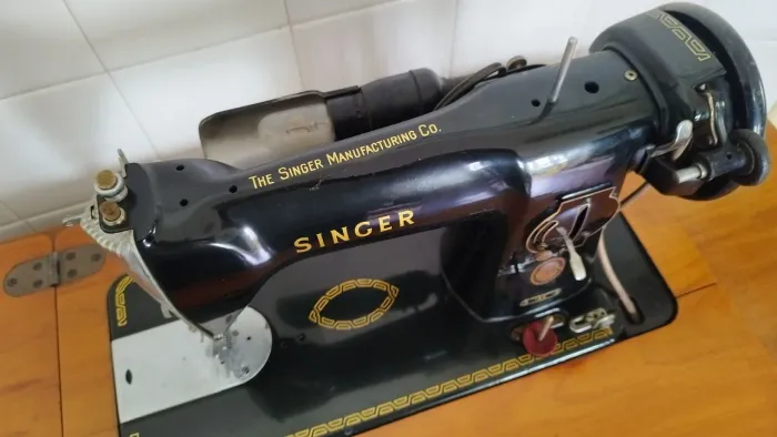 Máquina de costura Singer com gabinete