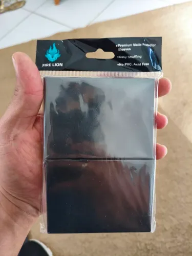 Sleeves Fire Lion Matte Preto (100 Unidades) - Protetor Para Cartas TCG/RPG (Novo)
