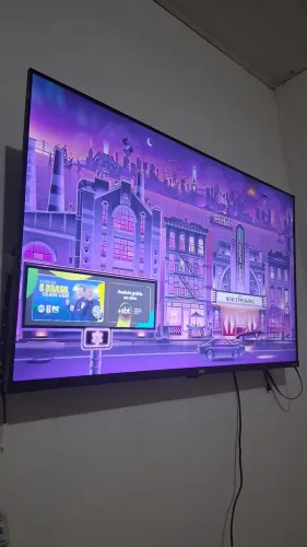 TELEVISAO TV LED 43 AOC ROKU TV, NOVA 3 MESES DE USO (ACOMPANHA FITA DE LED E suporte))