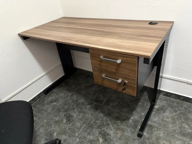 Mesa Escritório com passador de fio home office escrivaninha