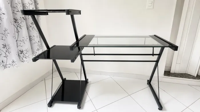 Mesa para Computador em Vidro e Metal - R$ 280