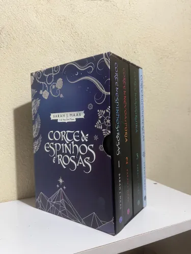 Vende-se livros do box corte de espinhos e rosas