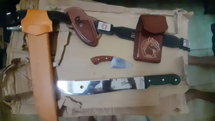 Cinto de couro, faca canivete, faca pescador e porta celular em couro