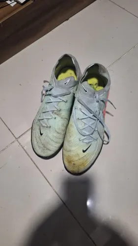 Tênis oficial pra futebol suíço