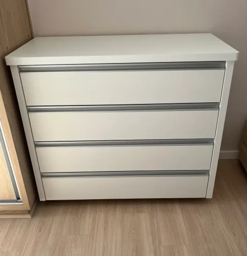 Cômoda grande 100% MDF com quatro gavetas