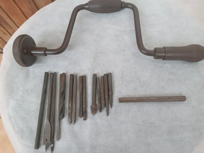 Furadeira de arco púa do ano 1960 com jogo de brocas. Produto vintage