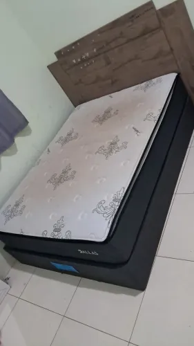 Cama box com colchão e cabeceira de brinde.