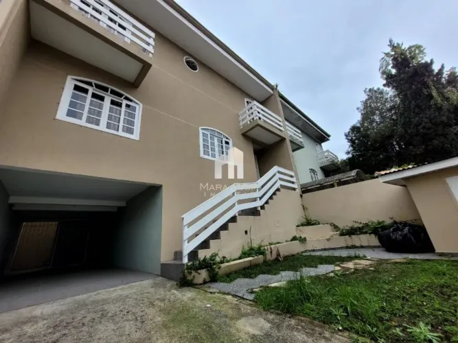 Sobrado com 04 dormitórios disponível para locação por R$3.500,00, 115m² - Tarumã - Curiti