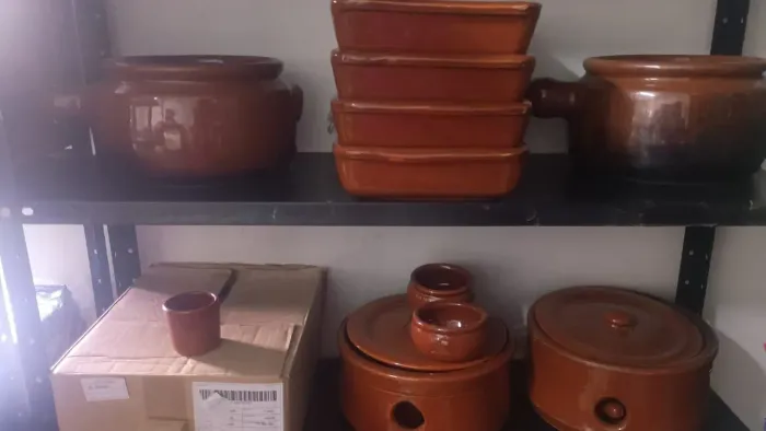Jogo de panela de barro com 50 itens