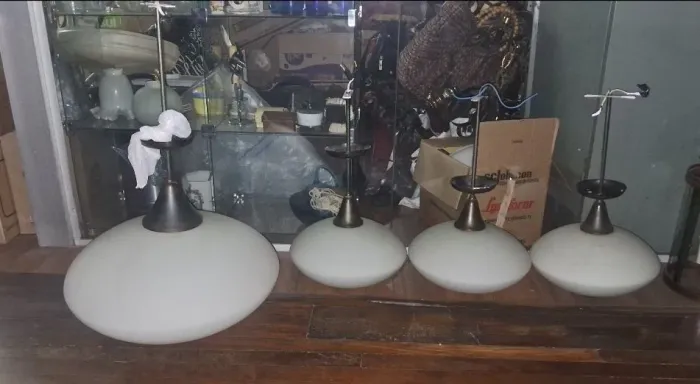 Belíssimo Conjunto de 4 Lustres pendentes antigos leitoso retirar na Savassi 
