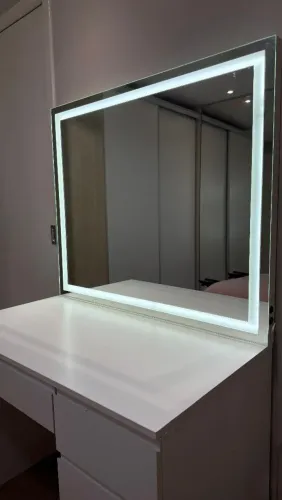 Vendo penteadeira com led. Iluminação fria, quente e neutra. 5 gavetas