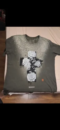 Blusa Cruz Cristã Floral Cinza