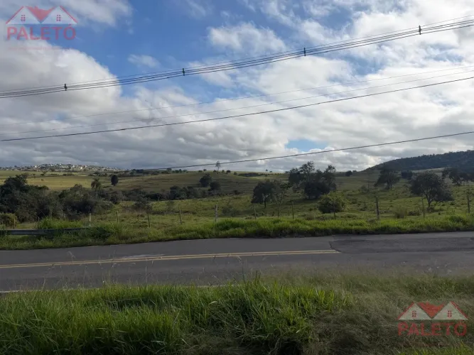 Sítio 20 mil m² frente asfalto a venda na cidade de Pardinho interior de SP
