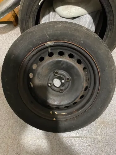 Roda de ferro com pneu Bridgestone 185/60R15 com 4 furos