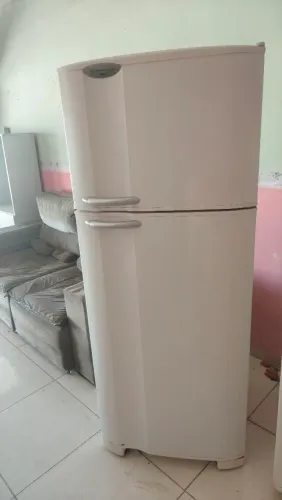 Geladeira Eletrolux duplex com defeito.