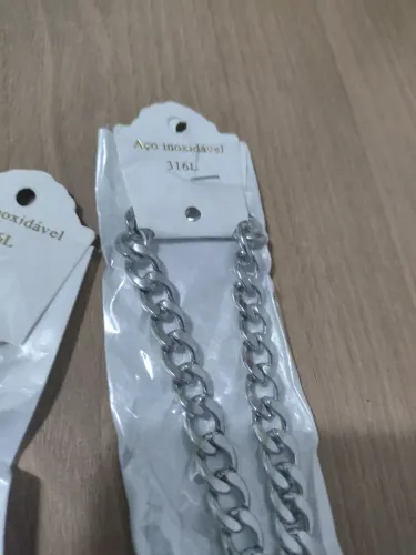 Corrente e pulseira prata.