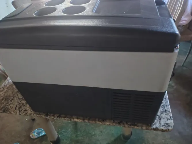 Vendo geladeira automotiva pode usar tanto em casa como no o carro caminhão 