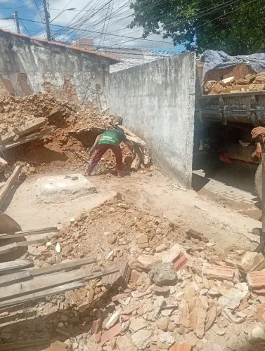 Retlrada de entulho..