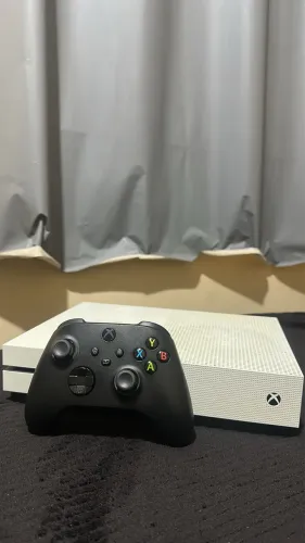 Xbox One S 500GB + Controle Xbox Series Original