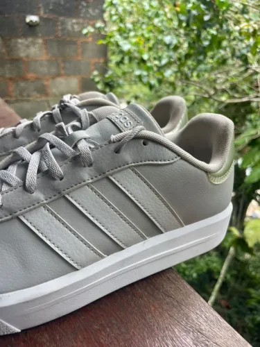 Tênis adidas cinza