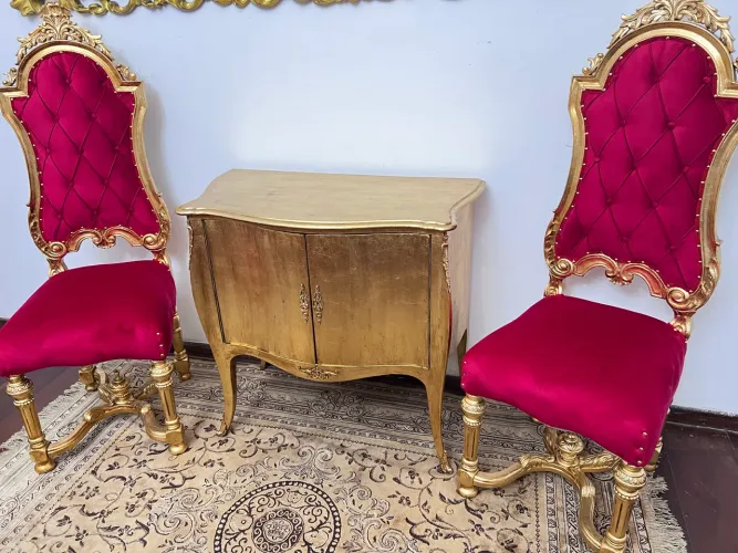 Par de cadeiras com um buffet decoração 
