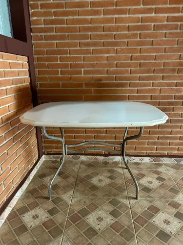 mesa de jantar tampo de madeira com pés de ferro