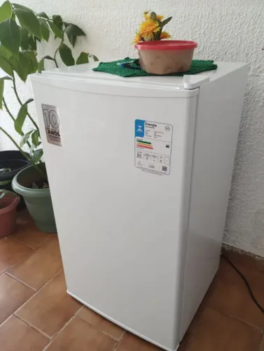 Frigobar Midea semi novo.