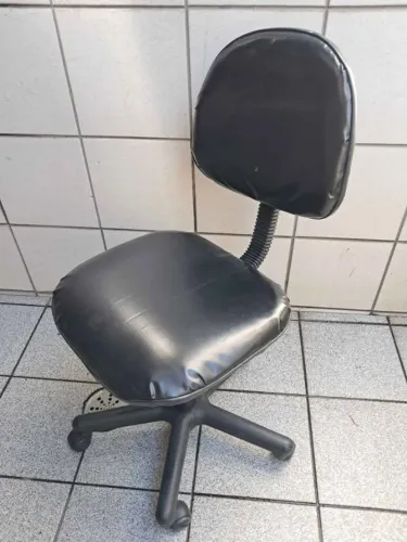 Cadeira de escritório com rodas, giratória em couro sintético