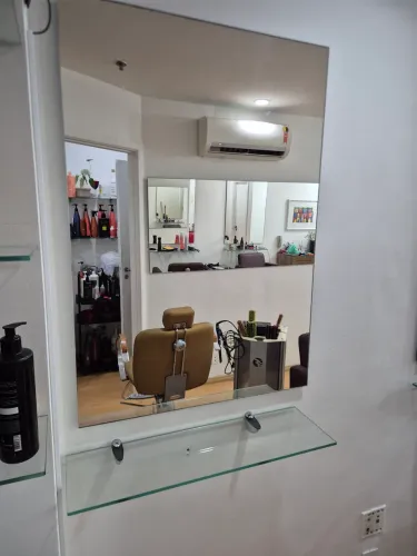 Kit corte e maquiagem ( espelho e prateleira de vidro e cadeira ferrante )