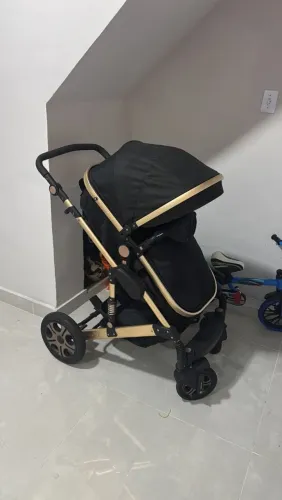 Carrinho de bebê completo.