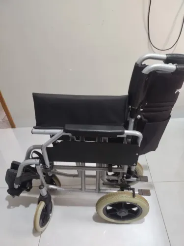 CADEIRA DE RODAS EM ALUMINIO DOBRAVEL ATE 120KG