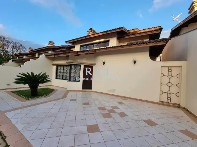 Casa em condomínio para locação na Vila Santista em Atibaia-SP: 3 suítes, 2 salas, 2 vagas