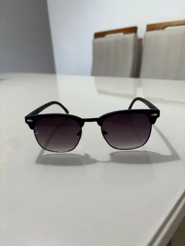 Óculos de Sol Preto com Detalhe Metálico - Design Moderno e Sofisticado