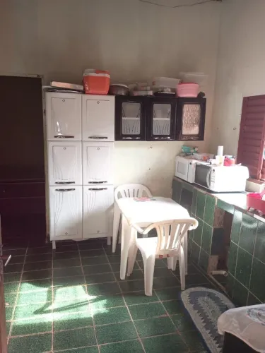 Vendo está casa no bairro aeroporto velho, na rua das rosas no valor de 80.000.