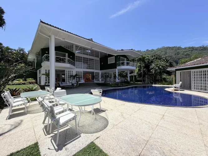 Residência de Alto Padrão com Deck Privativo no Canal Principal