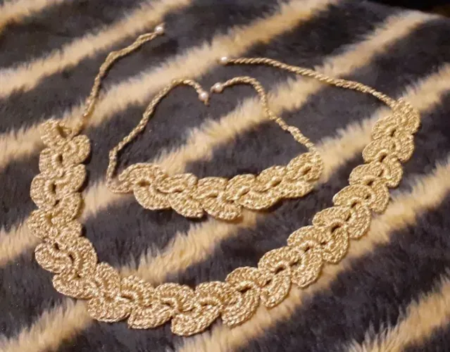 Dois conjuntos em crochê de pulseira e colar.
