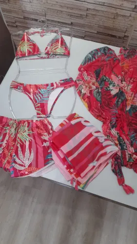 Conjunto de praia com Biquine floral, canga e short seminovo Tam G