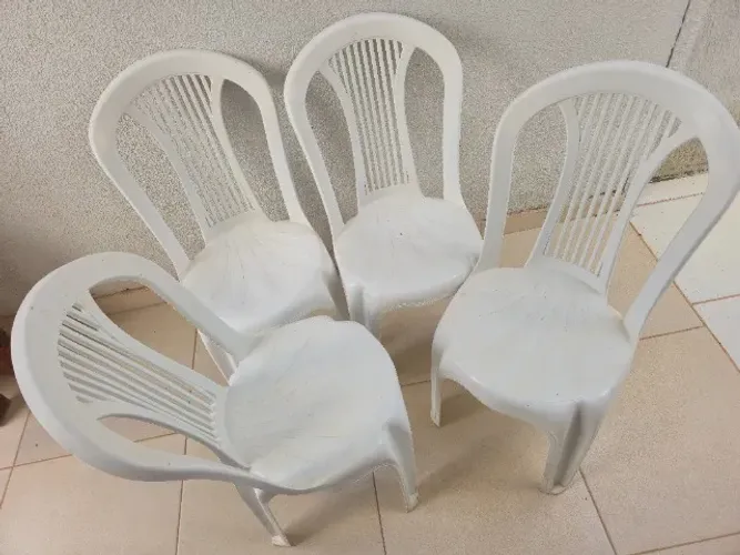 4 cadeiras de plástico (usadas)