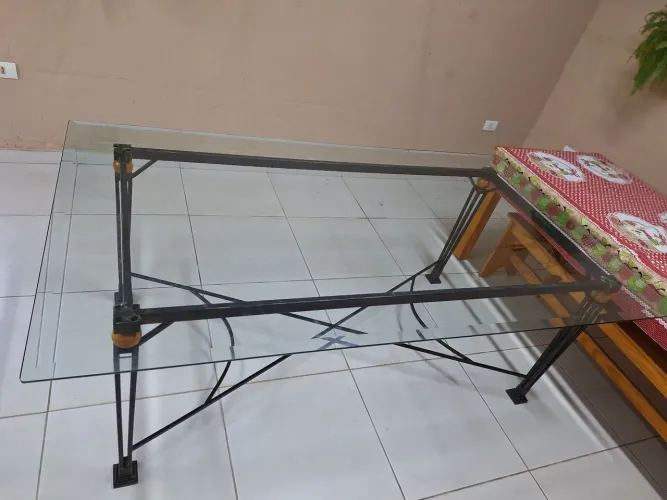 Mesa de Vidro com pé de ferro