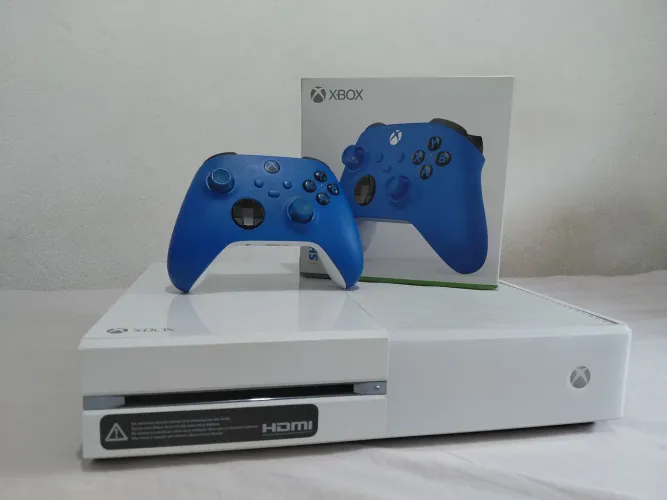 Xbox One Fat Branco + Controle Shock Blue + Suporte de Controle