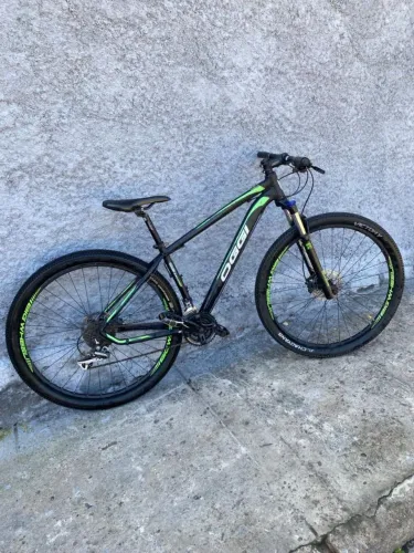 Bicicleta Oggi Bw 7.1 29 Shimano<br><br>Acera 24v<br><br>Suspensão Rock Shox