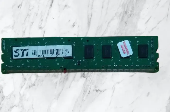 DDR3 STI 2GB Frequência 1333Mhz<br>Funcionando perfeitamente<br>R$20