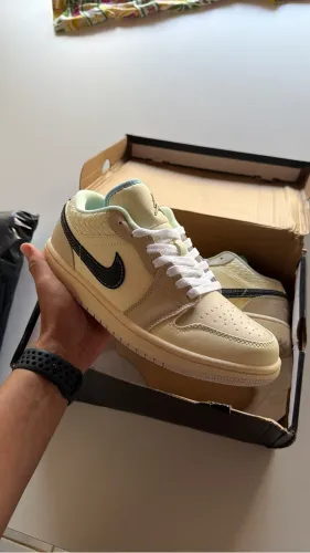 Nike Air Jordan 1 Low Creme/Preto - Estiloso e Exclusivo ?