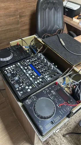 CDJ 350 Pioneer Black o par - leia o anúncio - mixer e case não fazem parte do anúncio